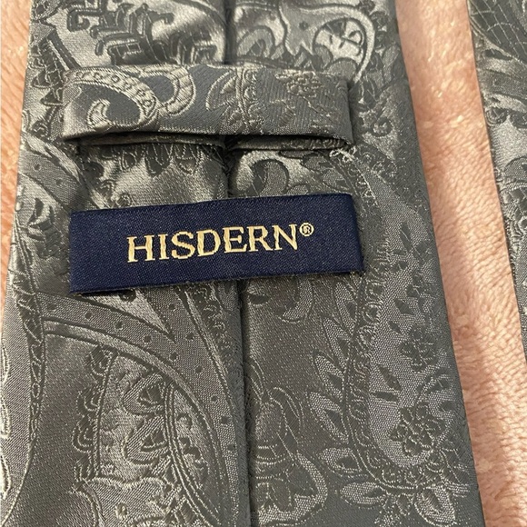 Elegant Gray Paisley Men's Tie - Picture 5 of 7
